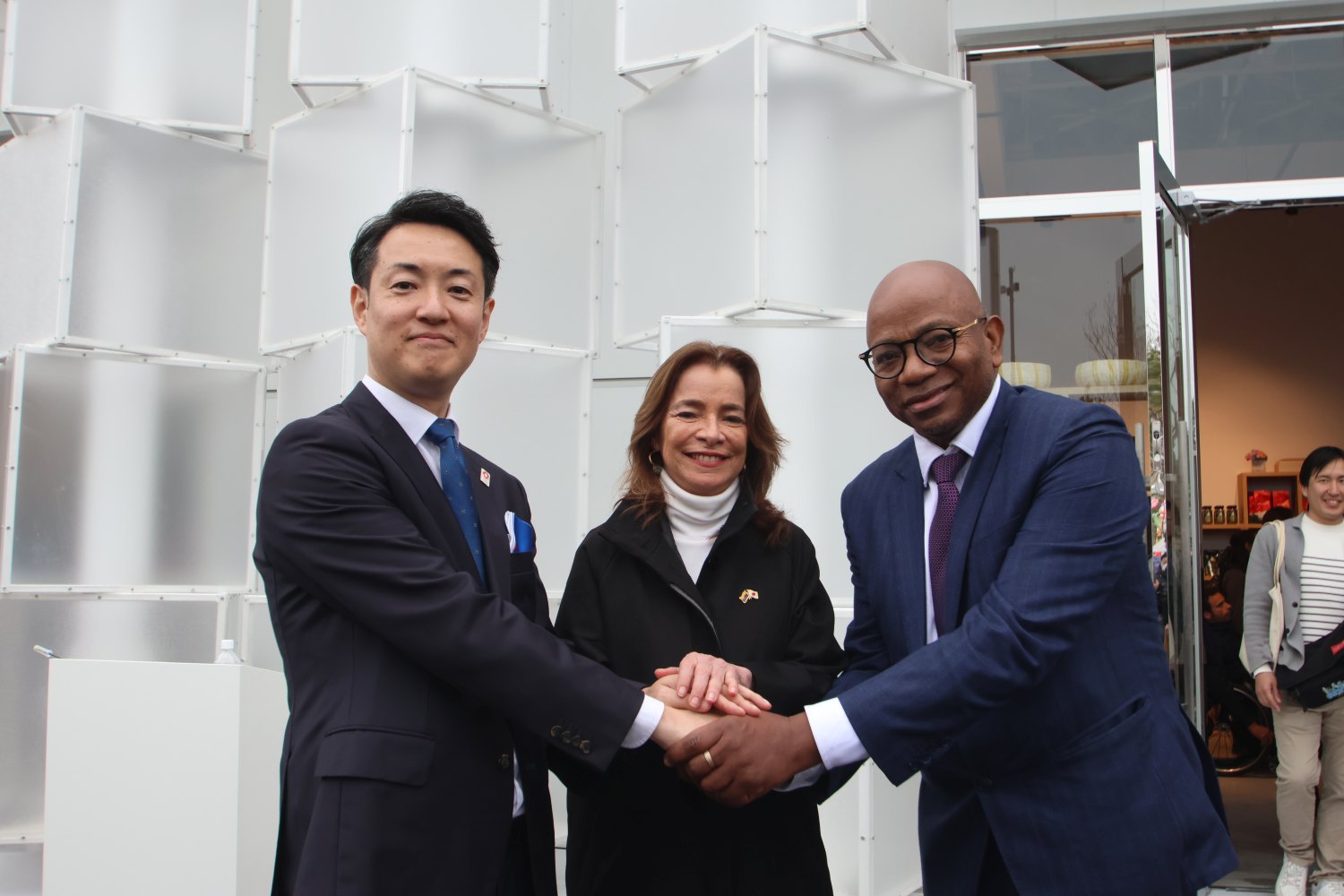 Presidente de ProColombia, Carmen Caballero, acompañado por el embajador de Colombia en Japón, Gustavo Makanaky, y el comisario del pabellón colombiano, Agustín Vélez